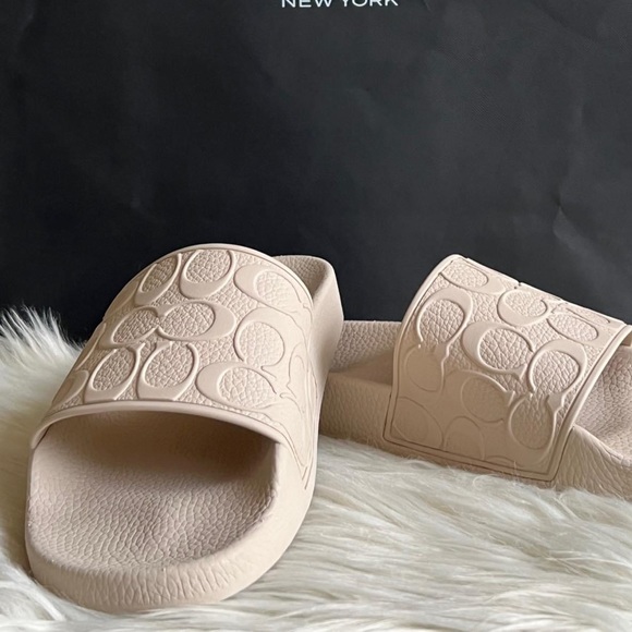 C7092 - Coach Signature Pool Slide - Picture 2 of 10